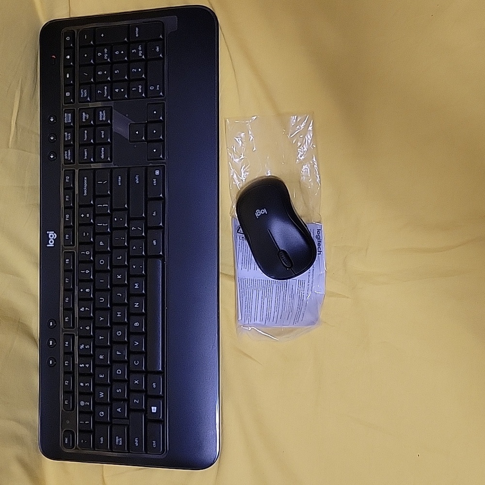 Logitech Advanced Wireless Keyboard & Mouse Combo - Picture 3 of 3